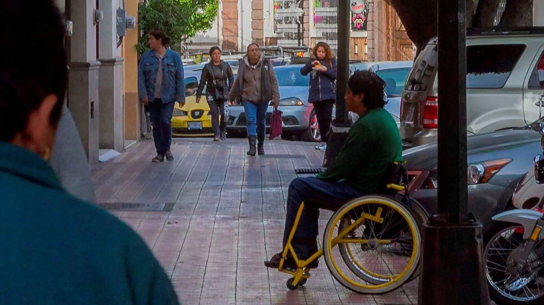 Promueven que se respete la infraestructura creada para el libre tránsito de personas con discapacidad. Foto César Ortiz